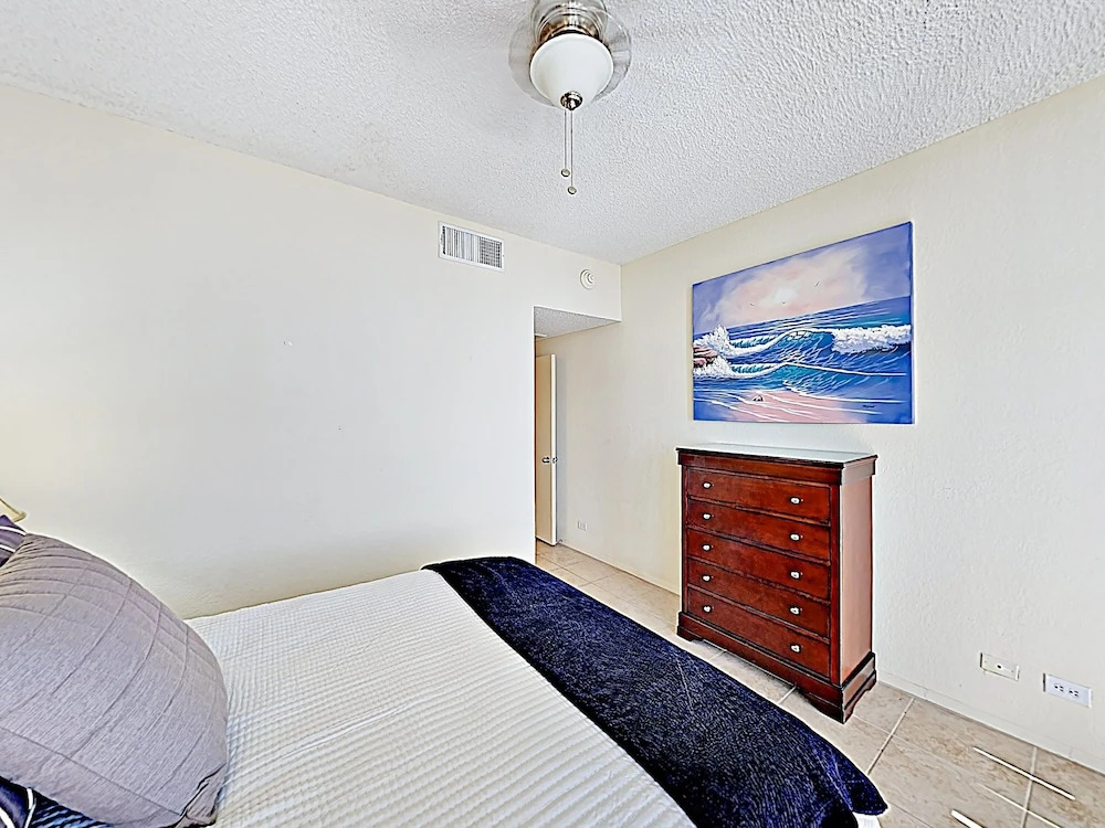New Listing! Posh W/ Pool - Steps To Beach 2 Bedroom Condo