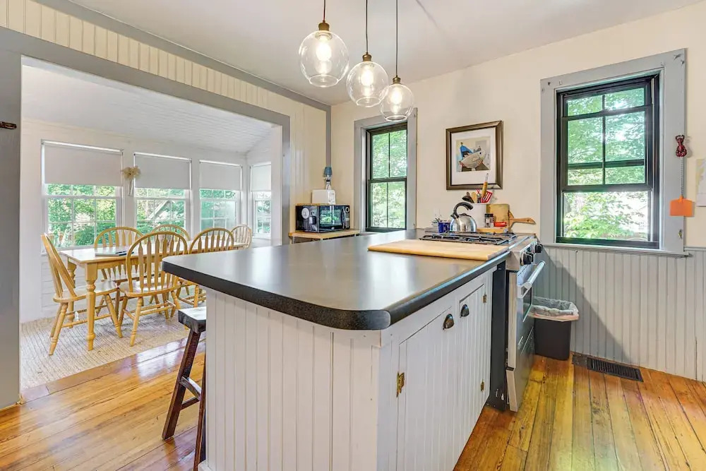 Charming Cottage w/ Patio, Walk to Boothbay Harbor
