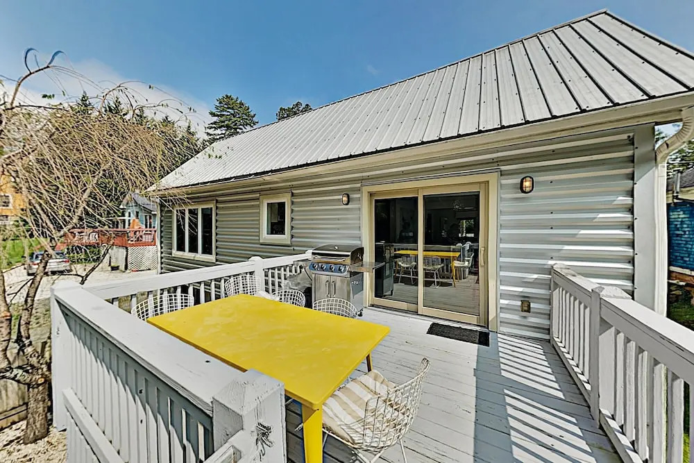 The Lime House W/ 2 Kitchens & Large Fenced Yard 4 Bedroom Home