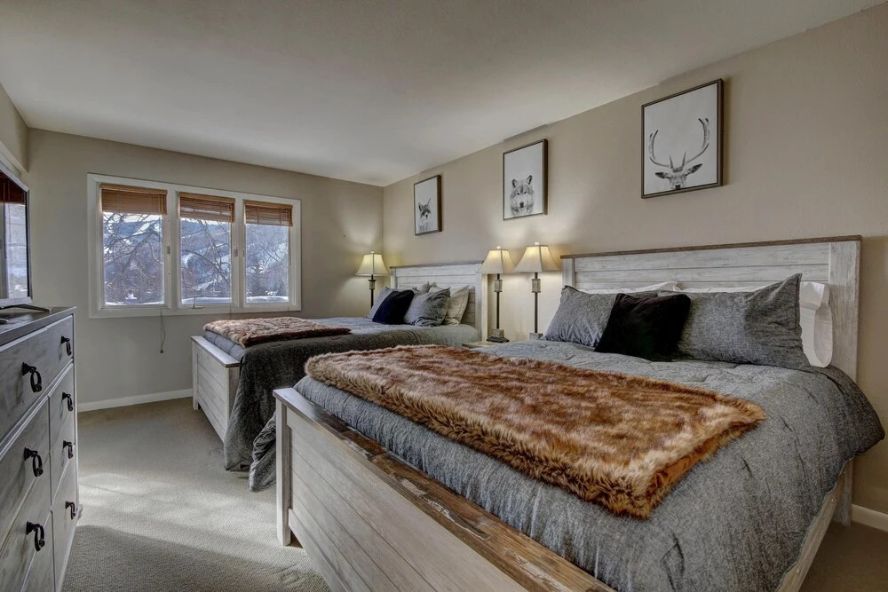 Spacious Condo - Walk to Shuttle