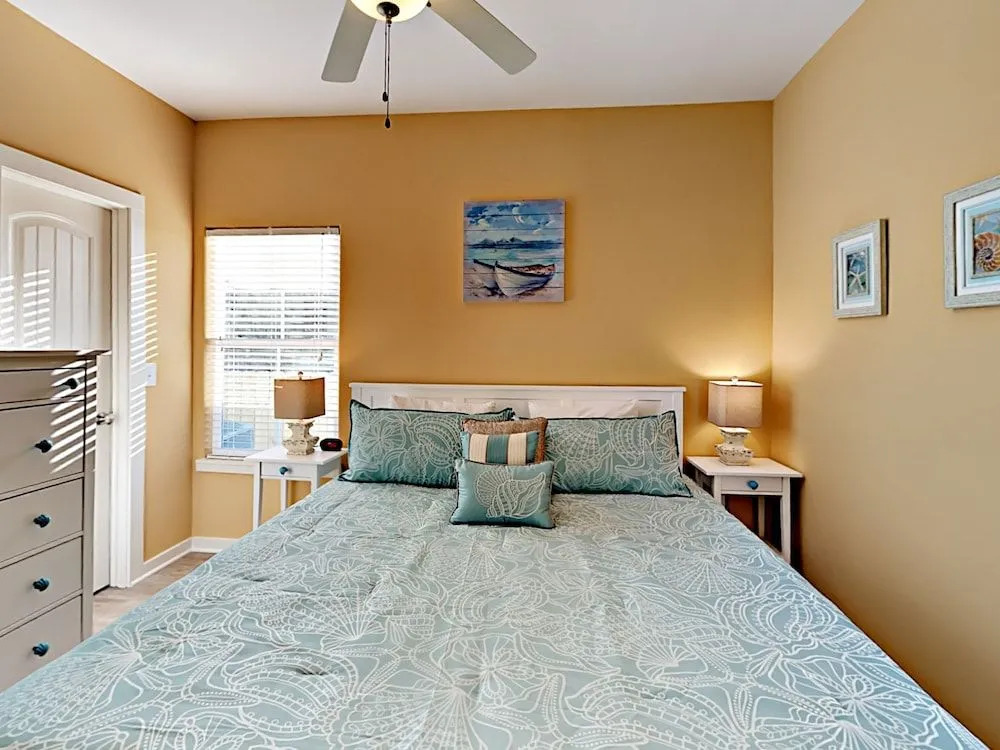 The Lemony Anemone 3 Bedrooms 2 Bathrooms Cottage