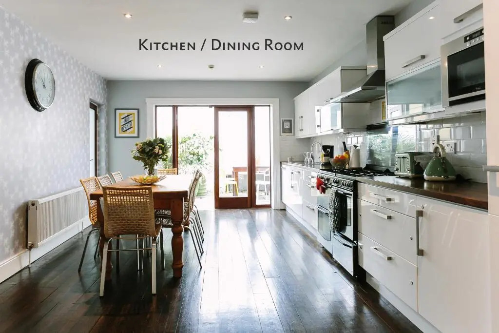 Cosy Home; Sleeps 10/11. City 15 minutes’ walk