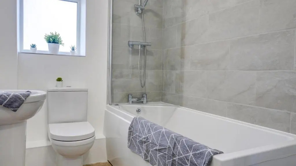 Low Cost, 4 Bed with Parking & Large Garden 04