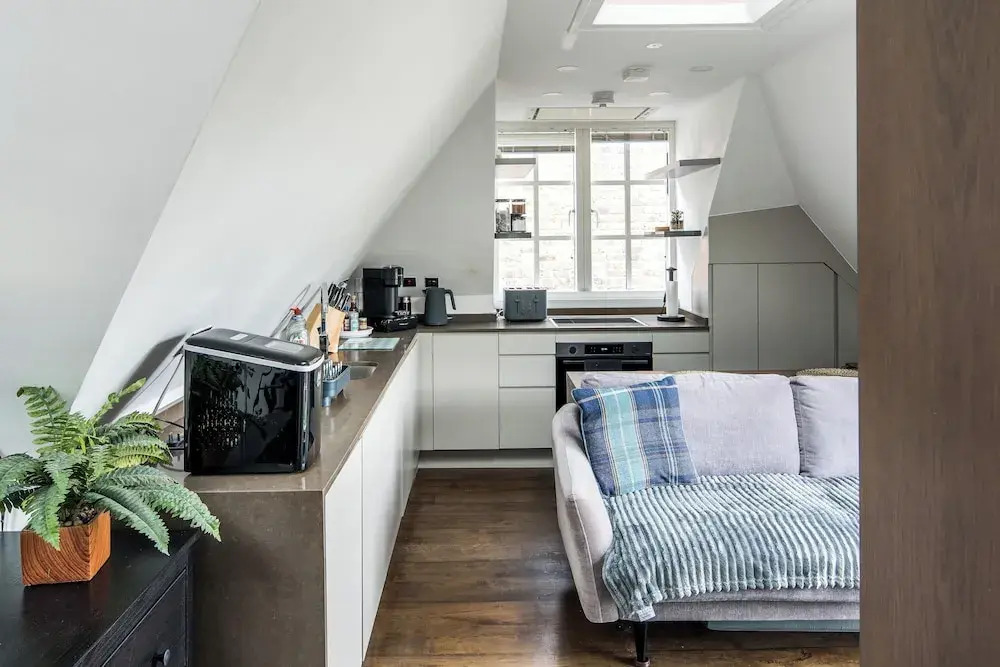 Sleek and Stylish 1BD Apt w/ Balcony, Hammersmith