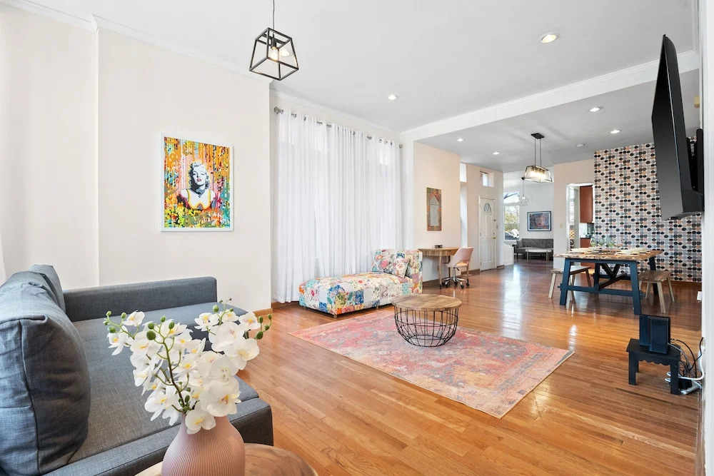 Massive Downtown Area Home... sleeps 14
