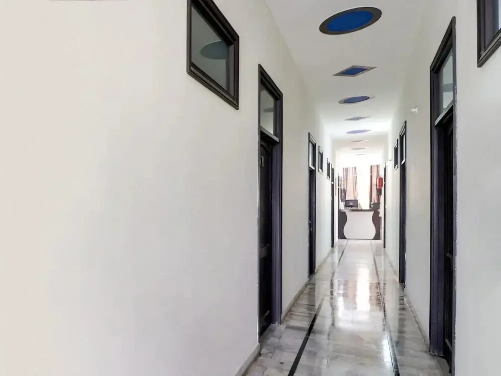 Royal Guest House by OYO Rooms
