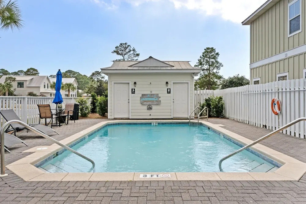 Sundaze 4 Bedroom Home by RedAwning