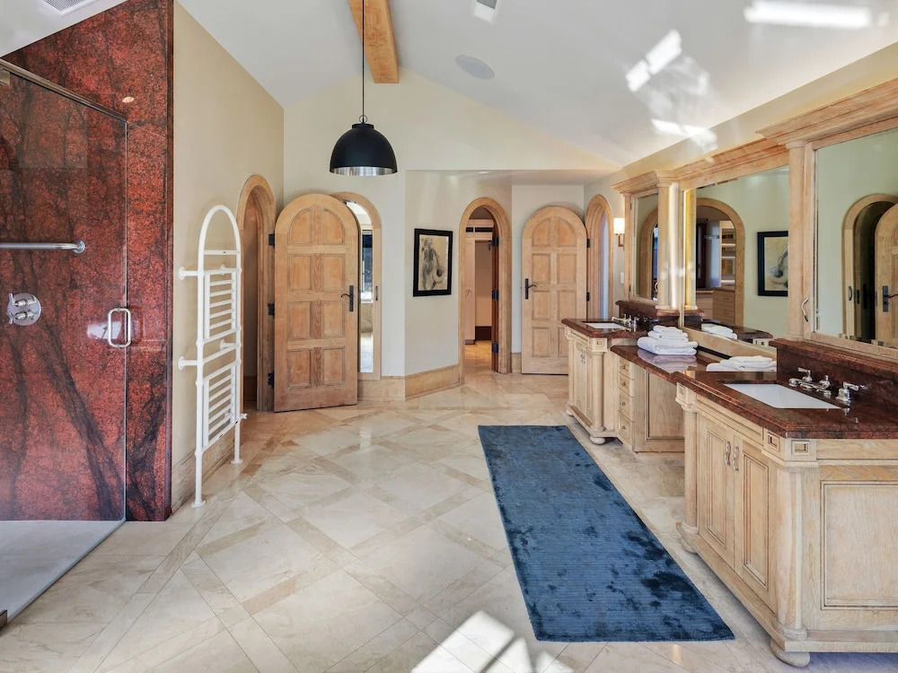 Incredible Gated Vineyard W/ Pool & Pub 3 Bedroom Home
