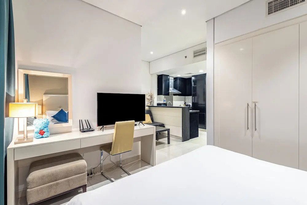 SuperHost - Chic Studio on the 16th Floor in Business Bay