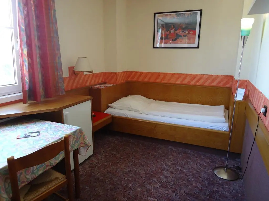 enjoyHotel garni Korntal Stuttgart b&b Parkplatz Sprinter Penny eTank Porsche-Museum
