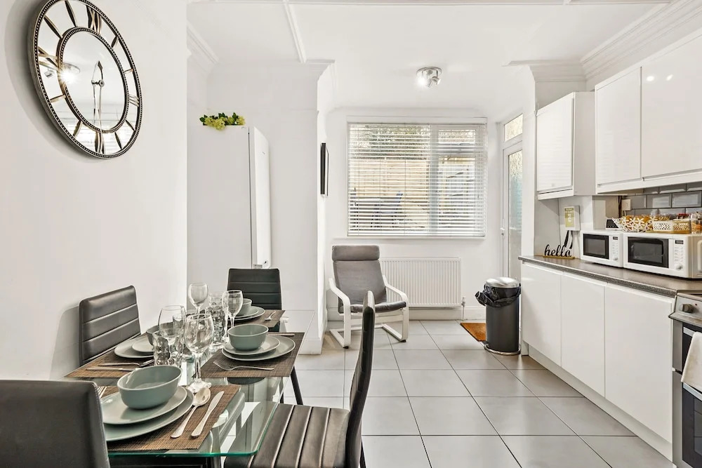 Modern 4BR Victorian Home Near Luton Airport