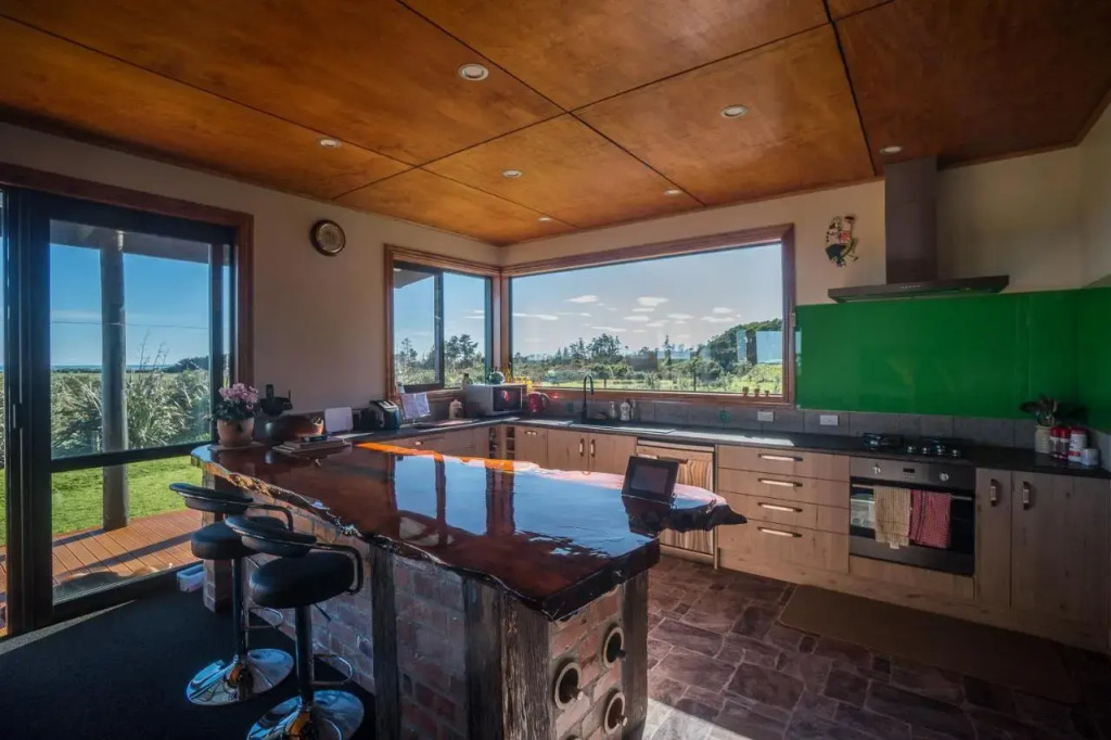 Koru Beachfront Holiday Cabins & Hot Tub