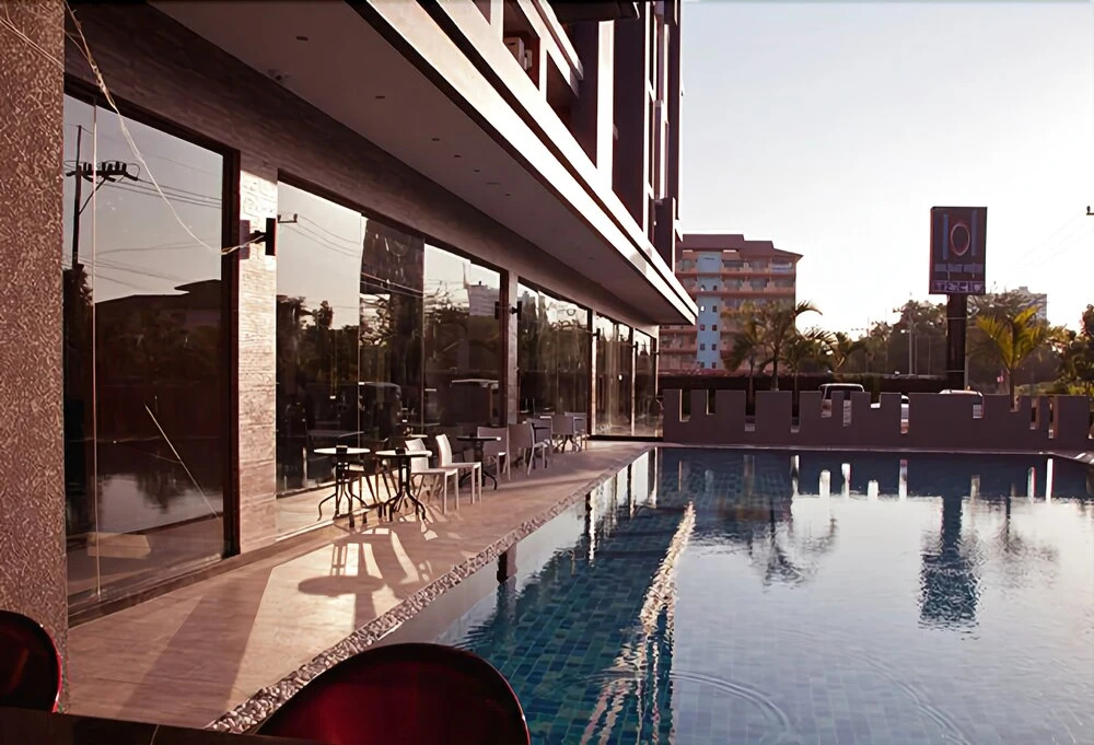 101 Holiday Suites