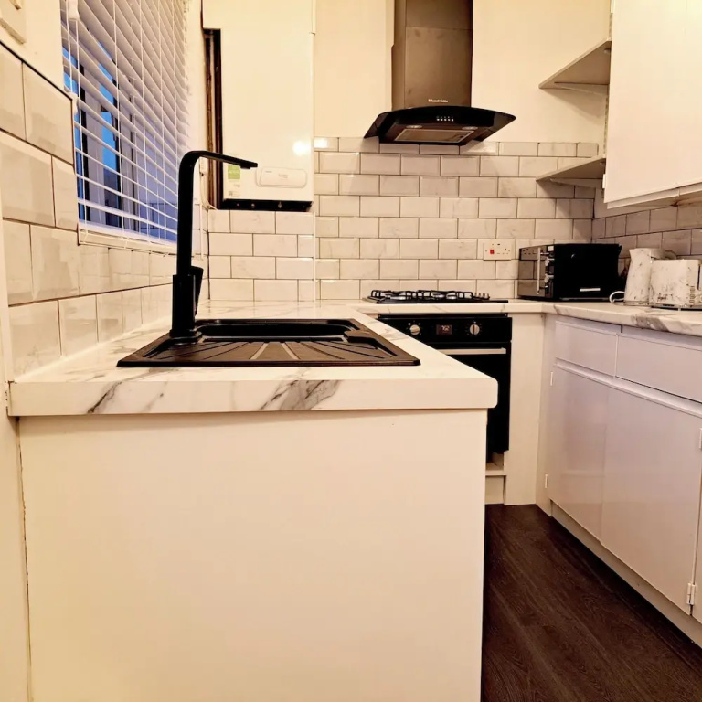 2 Bedroom House in Leeds - Sleeps 5, Wifi, Parking