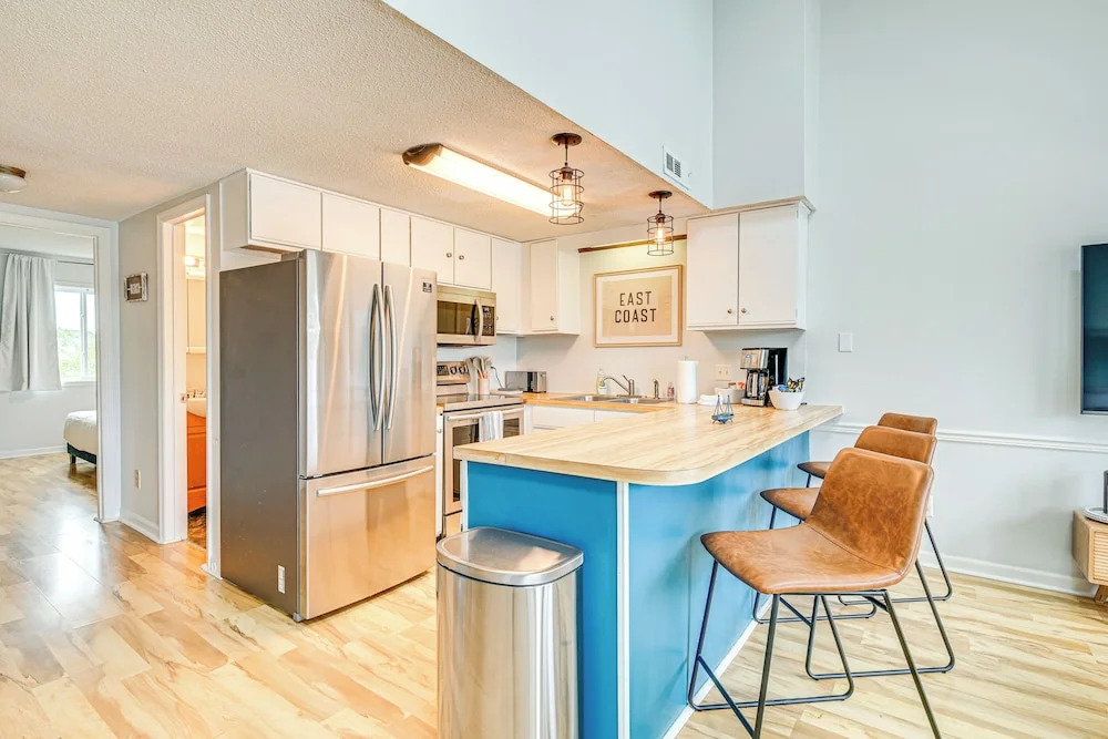 2 Mi to Surfside Beach: Coastal Escape w/ Balcony!
