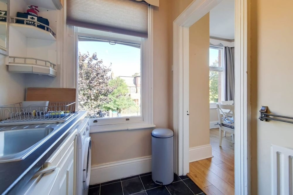 Apartment w Workspace in Ealing