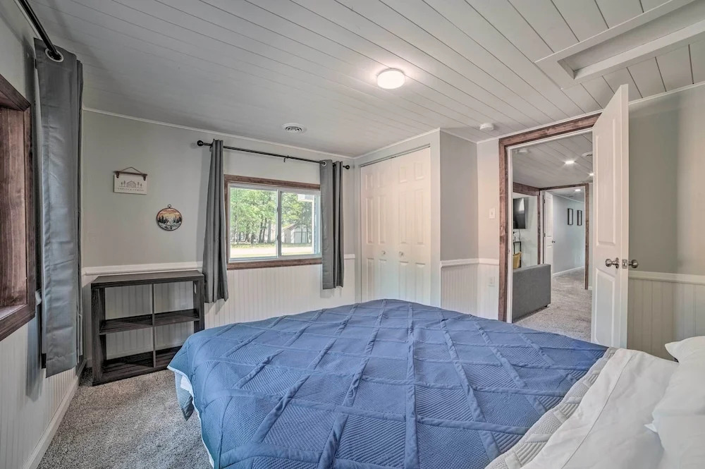 Prudenville Retreat w/ Yard ~ 1 Mi to Lake!