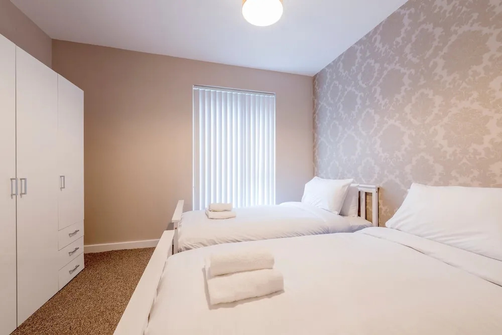 3 Bedroom Apartment Near City Centre With Parking