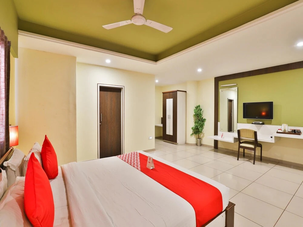 OYO 14296 The Galaxy Hotel