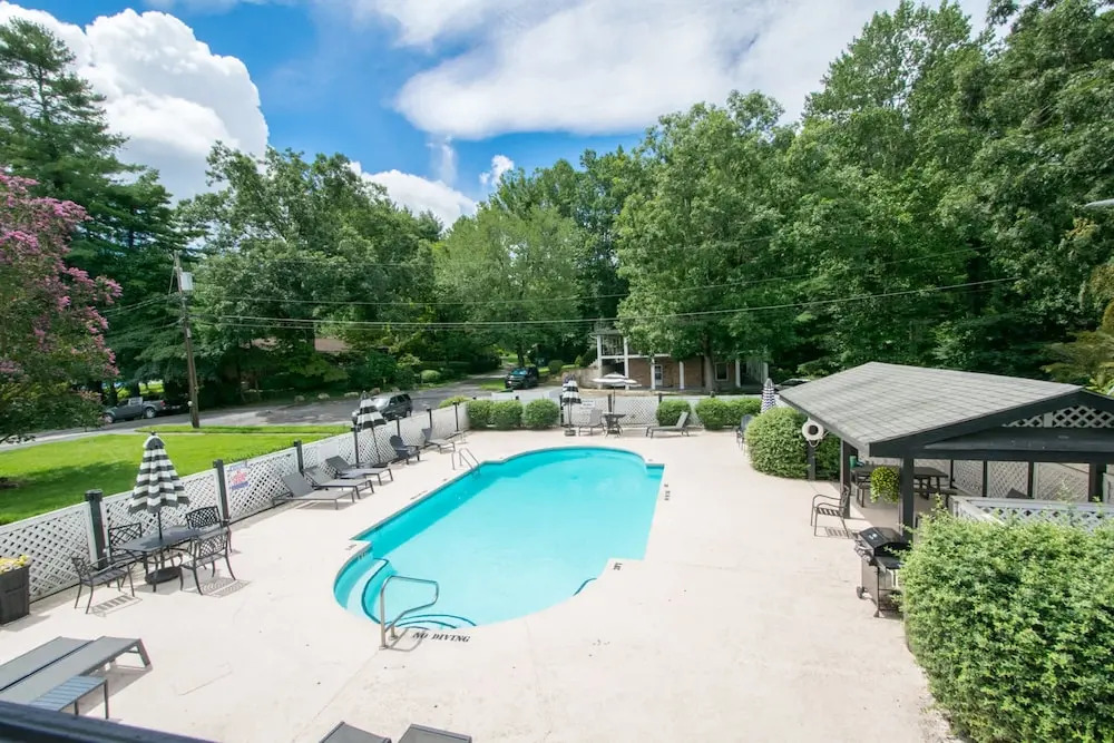 Lakeview 1BR Condo w Deck Walk to Village