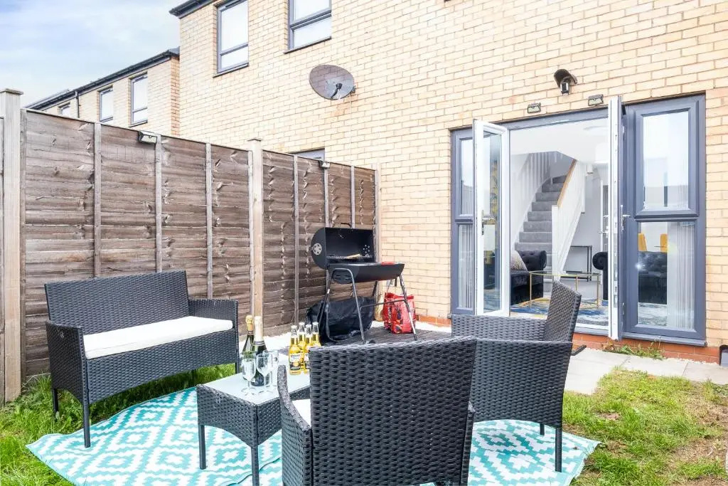Luxury 2 Bed House City Centre ✘ BBQ & GARDEN ☆ FAMILY FRIENDLY→ Swingball & Outdoor Furniture - FREE PARKING → With 50 Inch Smart TV, FREE NETFLIX & WIFI ✘ Comfy Seating Area - BY MAEVELA®