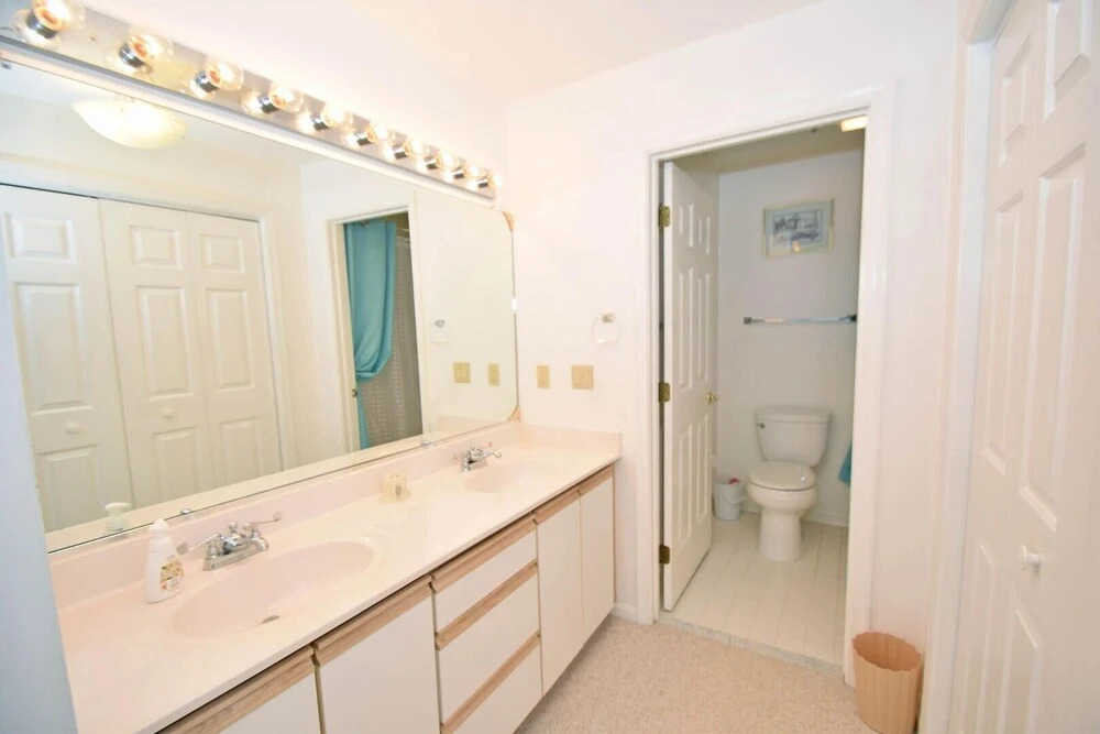 Harbour Club G7 2 Bedroom Condo by RedAwning