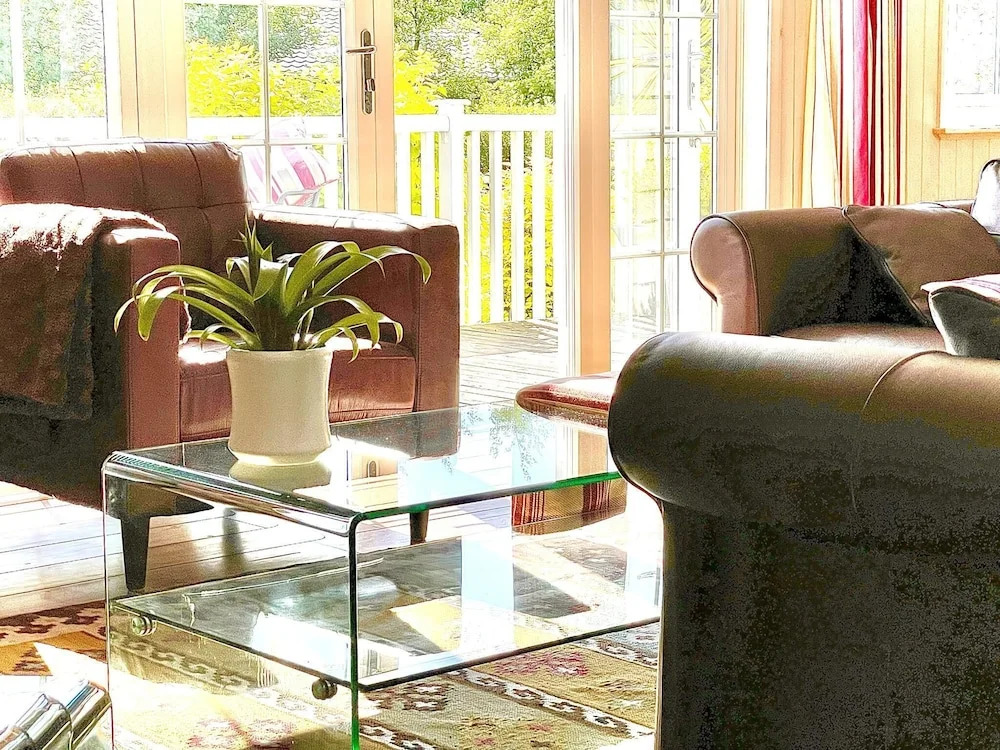 Holiday Lettings Beech Lodge - Stunning 6-bed King