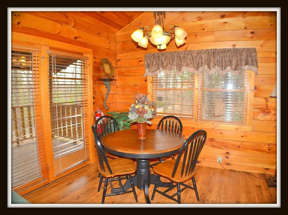Priscilla Heights Lane Cabin 3203 - 1 Br cabin by RedAwning