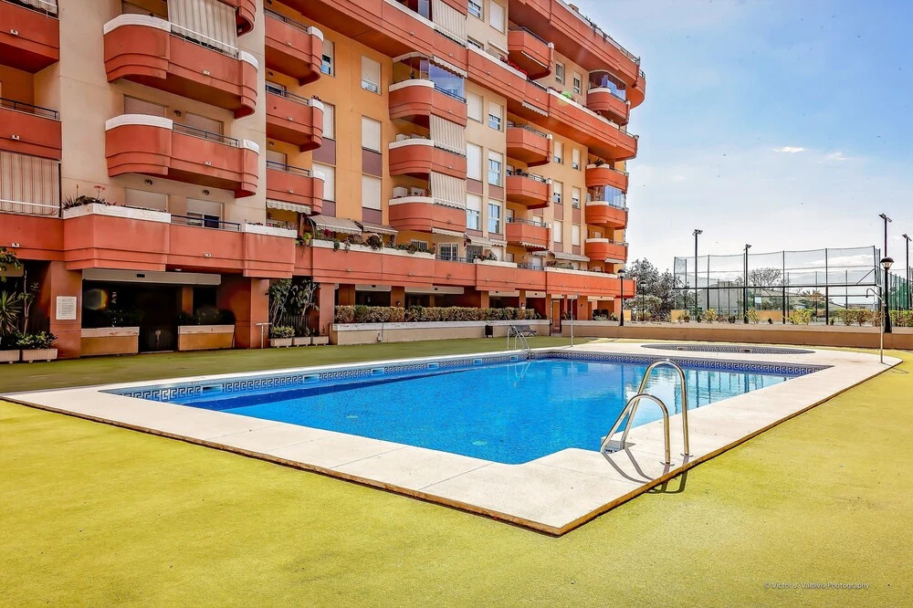 Apart. con piscina frente al mar