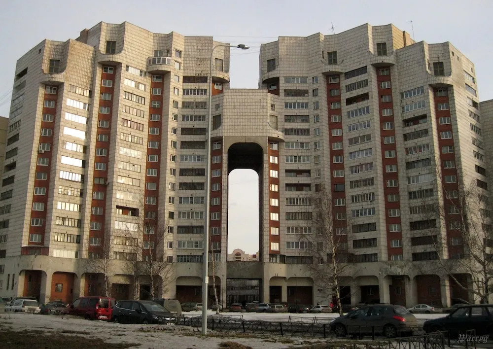 Sutkiarenda on Morskaya Naberezhnaya 19