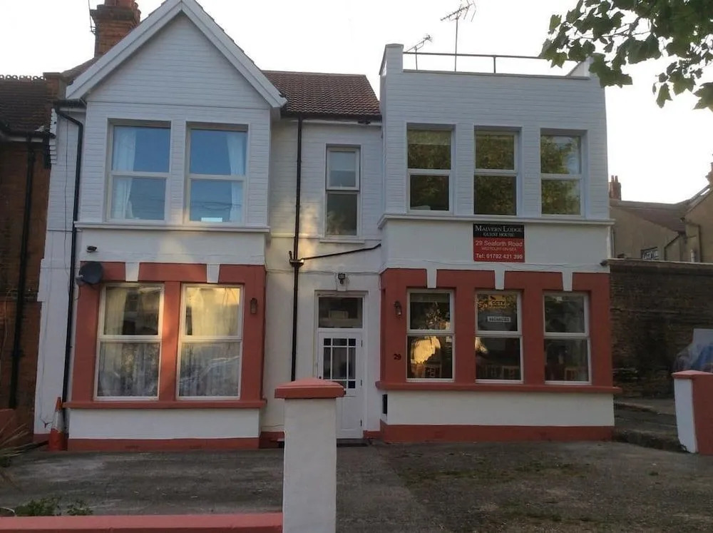 Malvern Lodge Guest House- Close to Beach, Train Station & Southend Airport