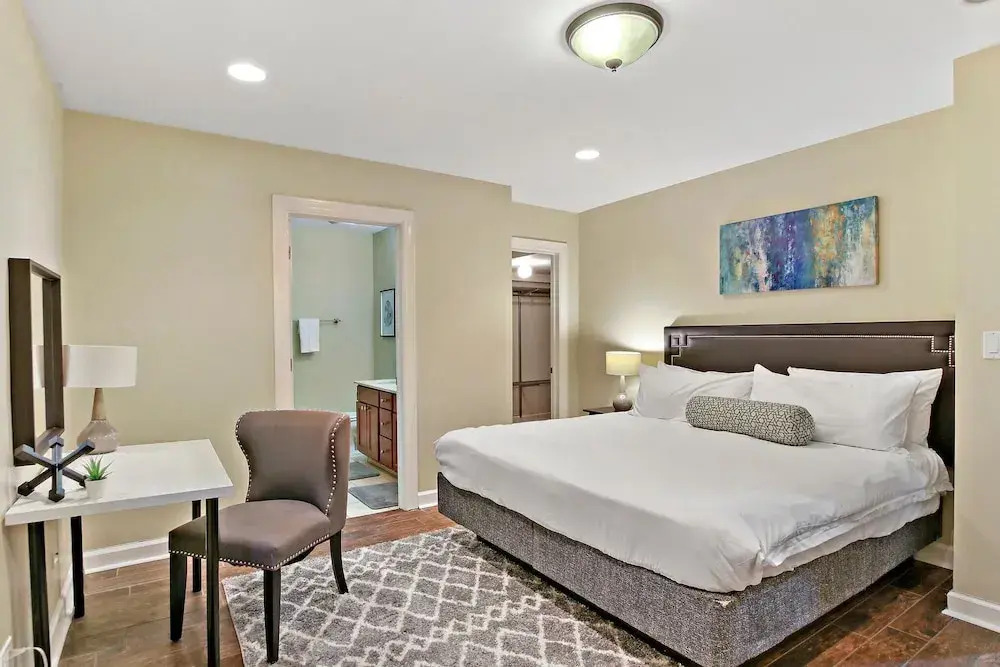 Upscale 4BR in Wicker Park - Damen 1R