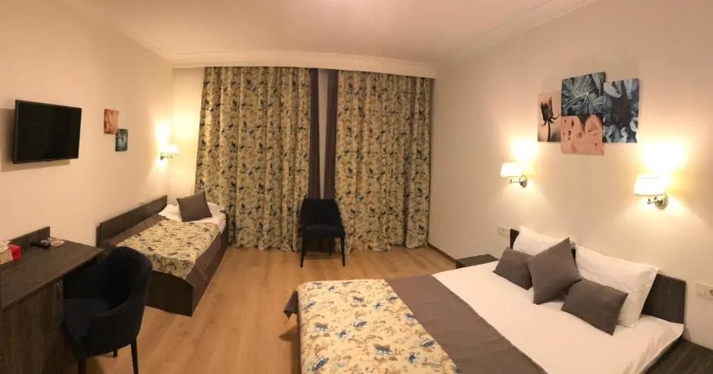 Non-stop hotel