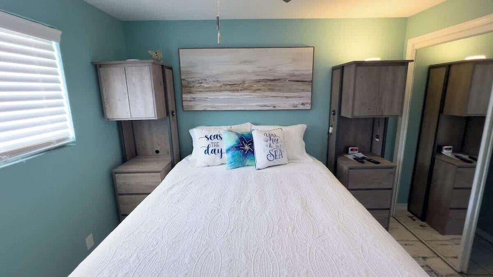 Sweeping 5th Floor Views - Direct Beach - Remodeled