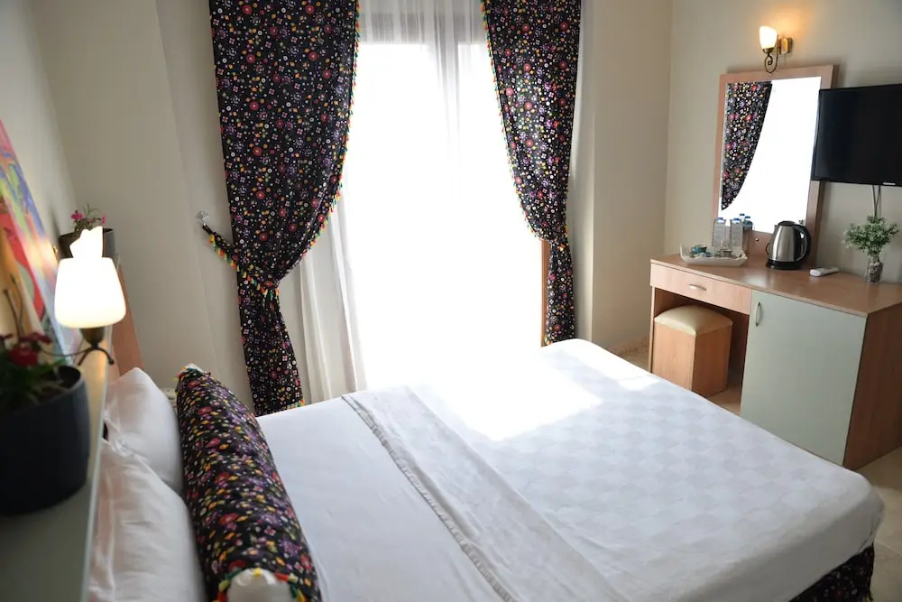 Ebruli Otel Cunda