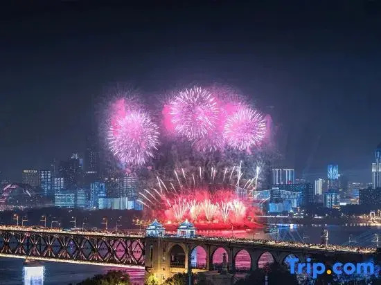Wuhan Nanjing Garden S High-altitude Hotel (Hankou Railway Station Oceanwide CBD Branch)
