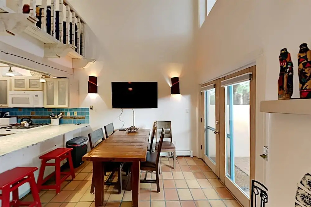 Casa Monzon - Perfect Location, Bright and Sunny Interior