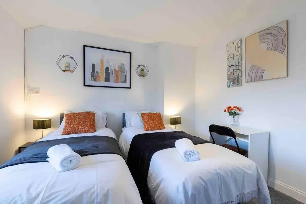House-sleeps7-parking-garden-petfriendly