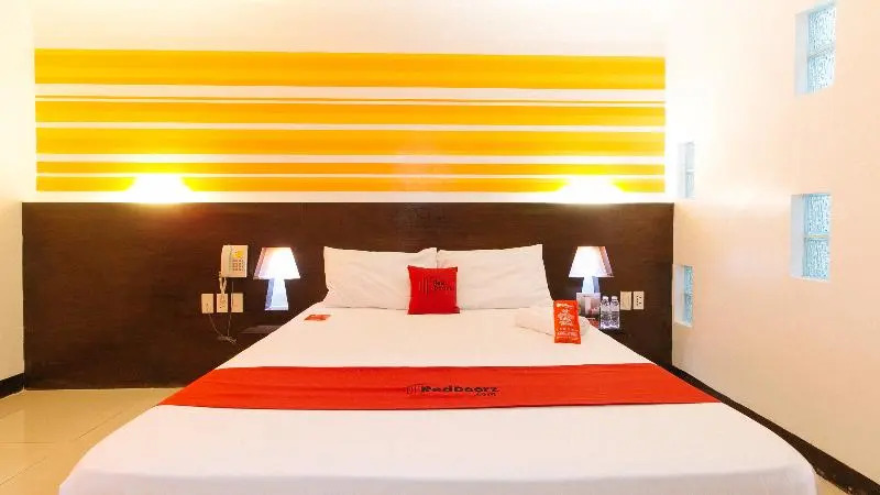 RedDoorz @ EL Runway Hotel Bulacan