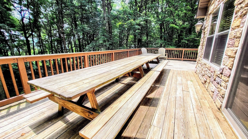 Woodland Oasis by Avantstay Hot Tub, Firepit, Walk to Lake