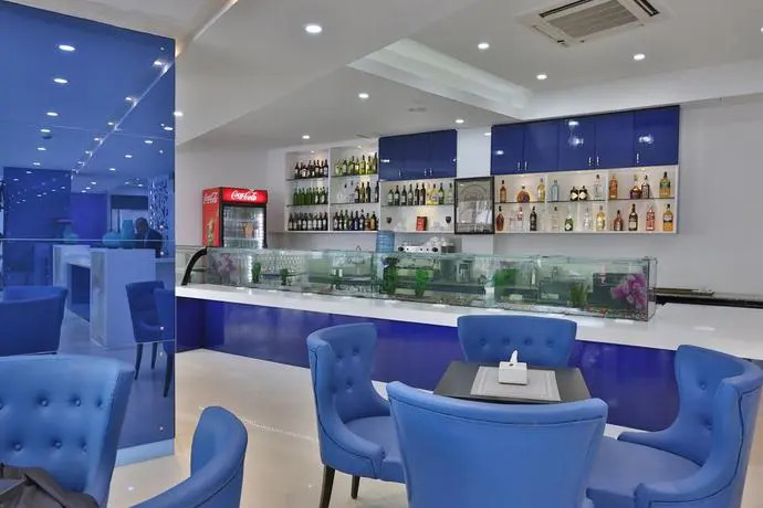 City Hotel & Suites