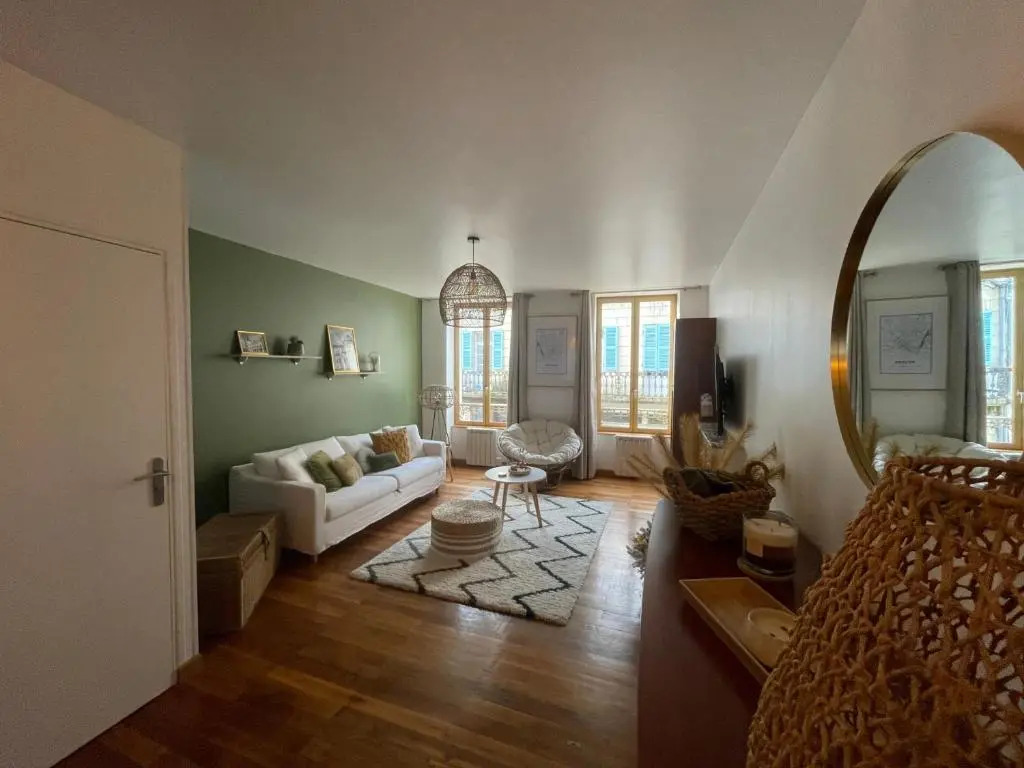 Appartement exclusif de 65 m2 en coeur de ville avec parking, accès inclus à salle de sport de 2000m2, Sauna & Hammam