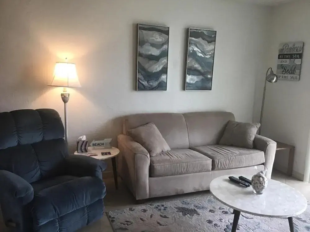 Updated Condo Across The Street From Daytona Beach, Lots Of Amenities 1 Bedroom Condo