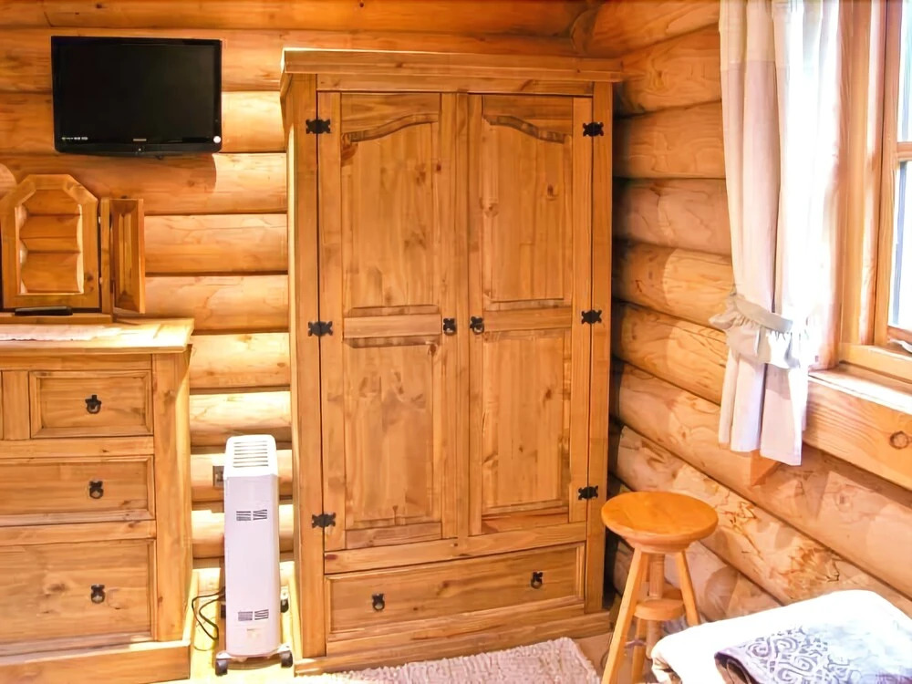 Cedar Log Cabin, Brynallt Country Park