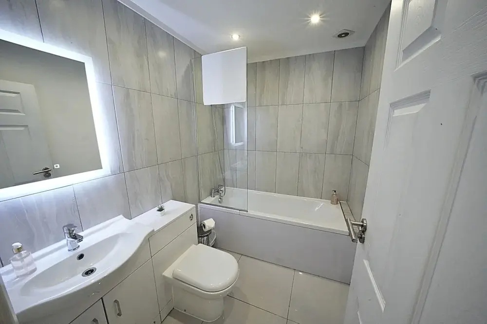 HEATHROW AIRPORT apartments-FREE parking-Free underground to and from Heathrow-30 min central London