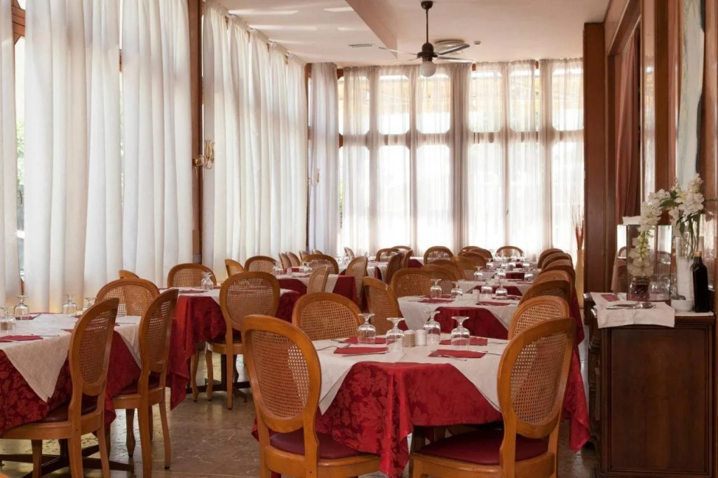 Hotel AMALFI & Restaurant Karaoke Bar