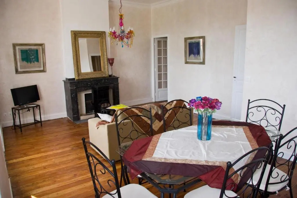 Les Bellevue Cité "4 Apartments, 1 with Garden & Private Parking, Aircon, WiFi, Free Public Car Park, 1 km from Cité"