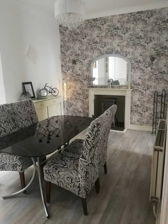 Tranquil Retreat - 3 Bedroom House with hot tub
