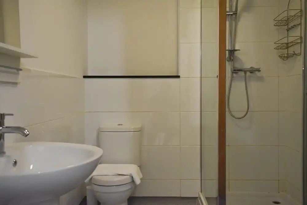 Modern Open Plan 5 Bedroom Home With Garden