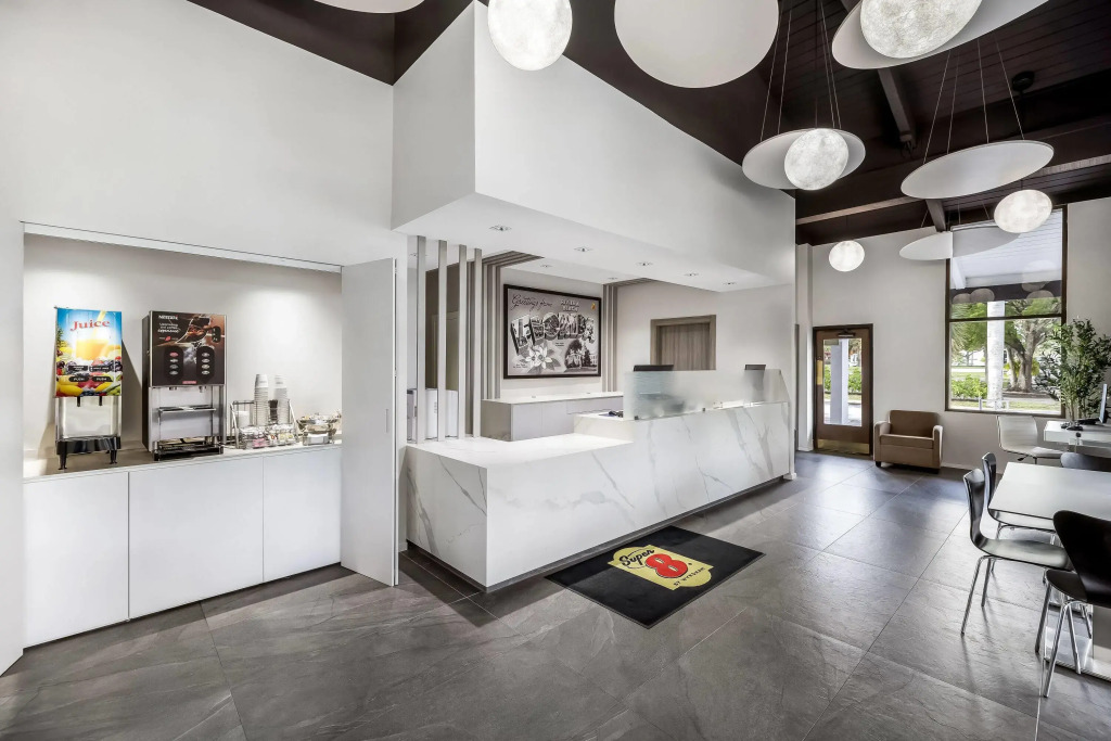 Super 8 by Wyndham Riviera Beach West Palm Beach